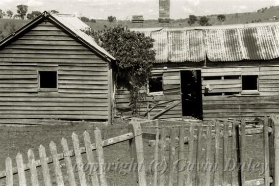 Abandoned cottage near Yarrowyck, New England.jpg